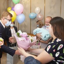 Глава Первоуральска Игорь Кабец поздравил родителей новрожденных с Днём защиты детей