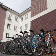 У администрации города обустроена парковка для велосипедов