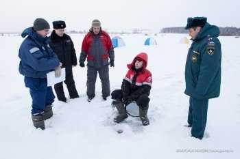 Спасатели патрулируют места массового выхода на лед