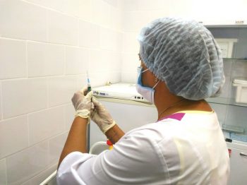 В Первоуральской городской больнице можно привиться от COVID-19 вакциной «КовиВак»