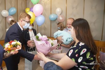 Глава Первоуральска Игорь Кабец поздравил родителей новрожденных с Днём защиты детей