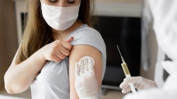 Вакцинация подростков с 12 лет против COVID-19 включена в календарь прививок по эпидемическим показаниям