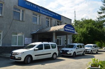 Евгений Куйвашев передал Первоуральской городской больнице новые санитарные автомобили 