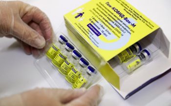 Эксперты отмечают значимость вакцинации подростков в борьбе с коронавирусной инфекцией