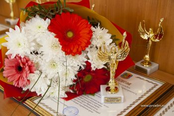 Глава города Игорь Кабец наградил лучших работников социальной сферы, ведущих спортсменов и одаренных учеников Первоуральска