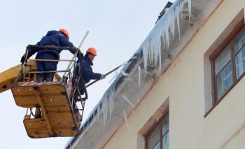 Городские власти усилили контроль за очисткой крыш от снега и наледи