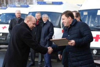 Евгений Куйвашев подарил два автомобиля скорой помощи