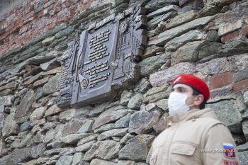 В Первоуральске появилась памятная плита в честь 100-летия выпуска первой трубы на Урале