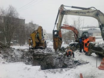 “Водоканал” устраняет коммунальную аварию на улице Строителей