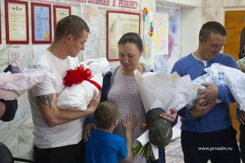 В Первоуральской городской больнице поздравили молодых мам и малышей с Днём защиты детей