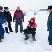 Спасатели патрулируют места массового выхода на лед
