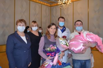 В перинатальном центре Первоуральска состоялась торжественная выписка новорожденных, посвященная Дню матери