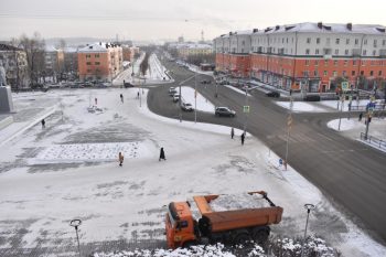 Уборка улиц от снега в Первоуральске идет в круглосуточном режиме
