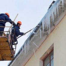 Городские власти усилили контроль за очисткой крыш от снега и наледи