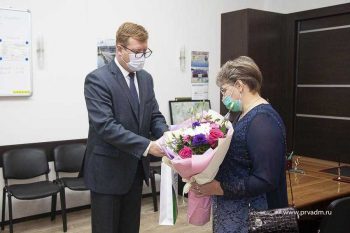 Глава Первоуральска Игорь Кабец поздравил руководителя этно-студии «Приволье» с присуждением премии губернатора