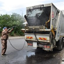 Продолжается санобработка контейнеров для мусора