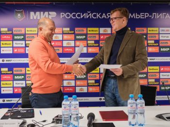 Глава Первоуральска Игорь Кабец подписал соглашение о развитии футбола на территории городского округа Первоуральск.
