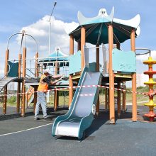 В Первоуральске ремонтируют детские городки