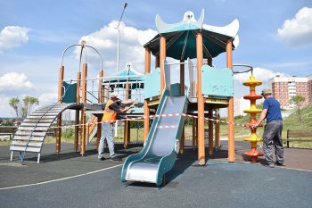 В Первоуральске ремонтируют детские городки