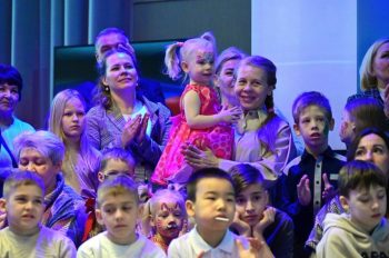 Передача огня всероссийского семейного очага и чествование многодетных уральцев открыли Год семьи в Свердловской области