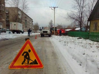 В Новоуткинске идёт оперативное устранение протечек в водопроводных трубах
