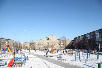 30 качелей, каруселей и турников – в Первоуральске завершилось реконструкция двора на Вайнера