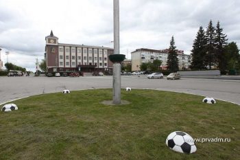 После первого матча сборной России в Первоуральске появились футбольные арт-объекты