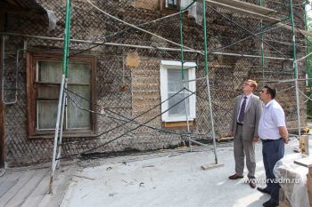 Игорь Кабец проверил ход ремонтных работ в многоквартирных домах