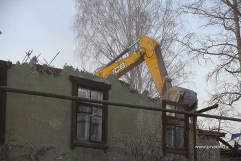 На улице Горняков снесли ветхий дом
