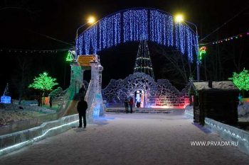 В Первоуральске готовятся к открытию 13 новогодних ёлок