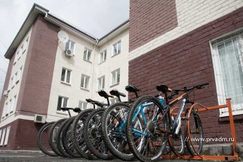 У администрации города обустроена парковка для велосипедов