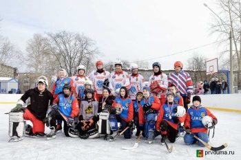 Валерий Хорев сыграл в хоккей с мячом с молодежью из Новоуткинска