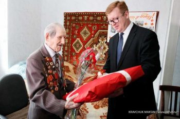 Игорь Кабец поздравил ветерана с Днем Победы