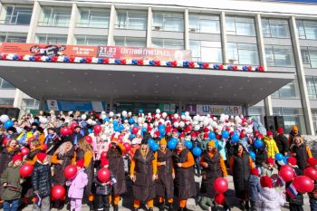 Больше 500 человек исполнили песню «Россия» на ступенях ДК Первоуральска