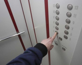 В Первоуральске продолжается модернизация лифтового хозяйства