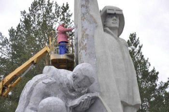 Ко Дню Победы в Первоуральске приводят в порядок памятники