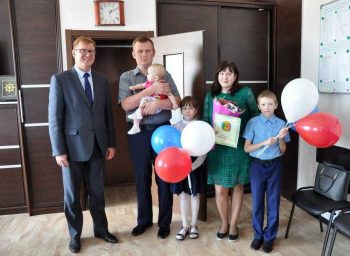 Глава Первоуральска вручил сертификат на два миллиона рублей многодетной семье на строительство