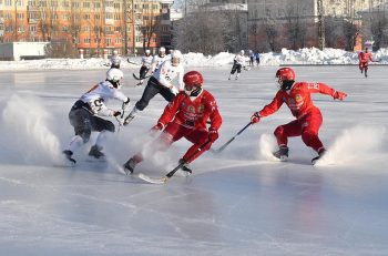 На стадионе «Уральский трубник» состоялось два матча Чемпионата России по хоккею с мячом