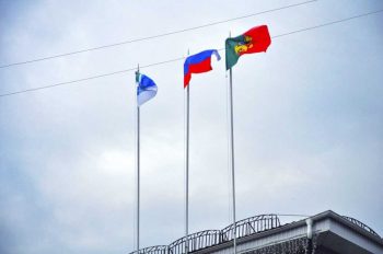 Над зданием администрации Первоуральска вывесили новый флаг
