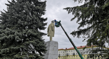 В День рождения Ленина на главной площади Первоуральска обновляют памятник