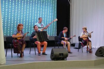 Артисты свердловской музкомедии выступили в Первоуральске