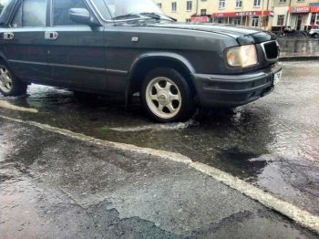 Благодаря регулярной чистке ливневок, вода на дорогах Первоуральска не скапливается