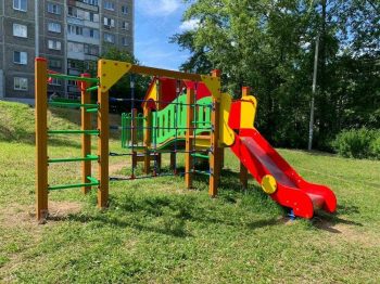 В Первоуральске на проспекте Ильича установили новую детскую площадку
