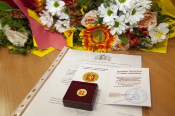 Первоуральск стал одним из первых городов в Свердловской области, где вручили Почетный знак «За заслуги в волонтерской деятельности»