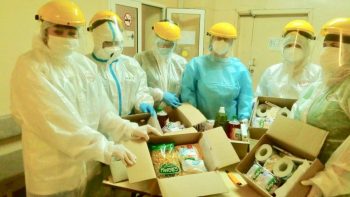 Первоуральские медики из «красной зоны» получили продуктовые и продовольственные наборы от «Красного креста»