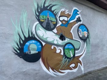 В Первоуральске инициативные учащиеся школы №5 оформили второе граффити с изображением неофициального символа города Соболя Семена
