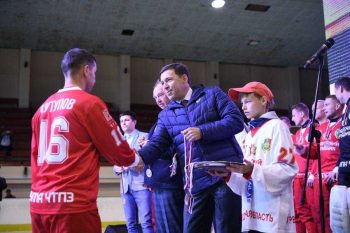 Евгений Куйвашев вручил награды хоккеистам «Уральского трубника», завоевавшим бронзовые медали чемпионата страны