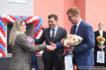 Пайщики ЖК «Оптимист» из Первоуральска получили ключи от новых квартир