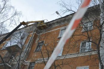 Управляющие компании Первоуральска борются с обледенениями на крышах домов