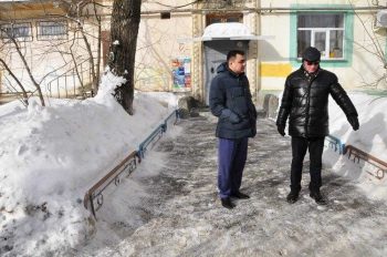 Сотрудники Администрации проверили, как чистят дворы в Первоуральске
